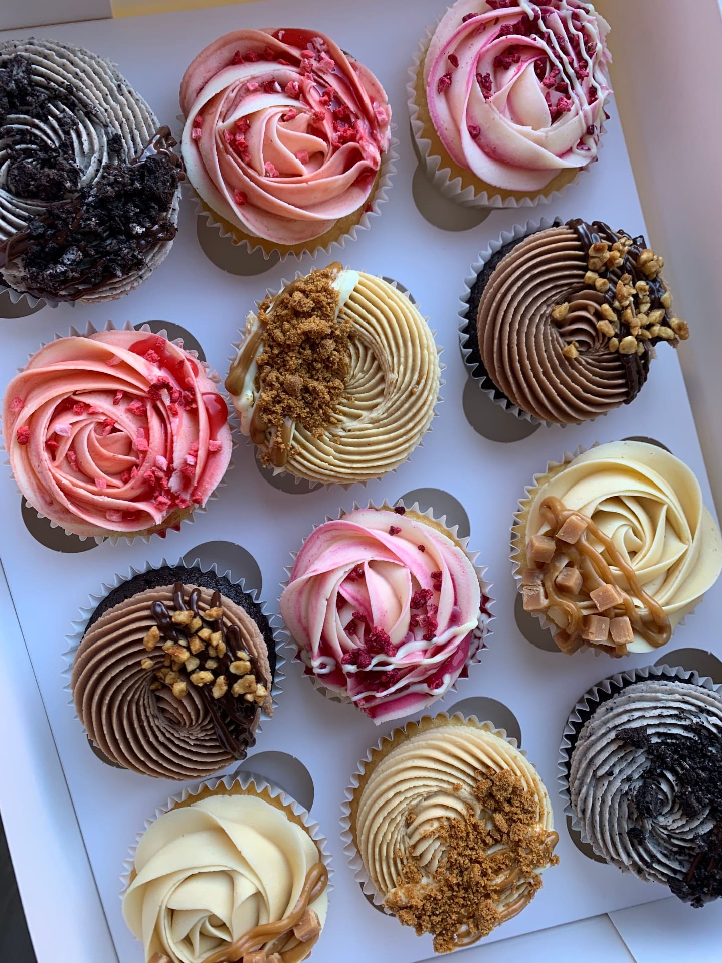 Signature Luxe Box — 12 Cupcakes